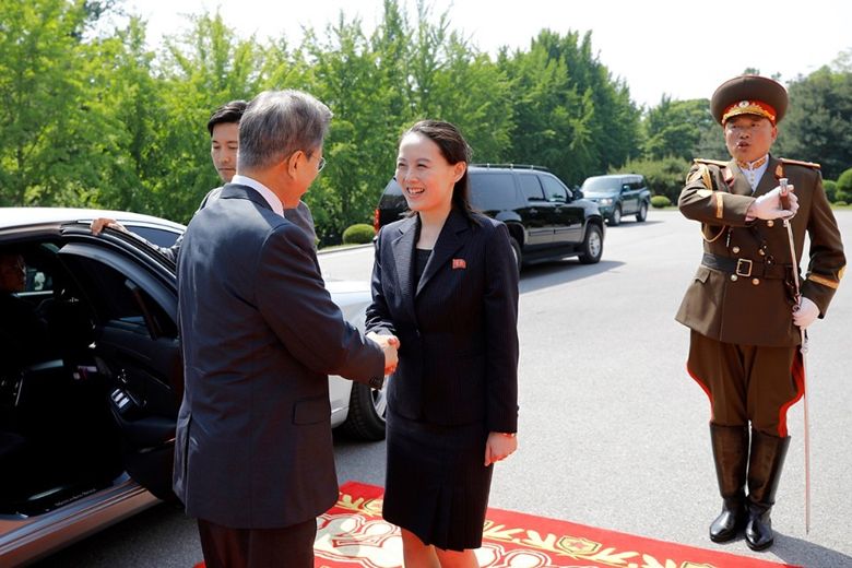 Video nhà lãnh đạo Kim Jong-un ôm hôn thắm thiết Tổng thống Hàn Quốc khi gặp lại ảnh 2